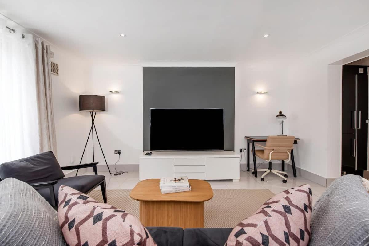 Kensington 2 Bed With Garden Apartment *